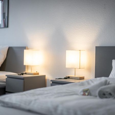 דיסבורג Einfach Aber Sehr Komfortabel - Wohnung Fuer 6 Personen - 2Xwc - Grupen, Messe, Monteure, Studenten - Voll Ausgestattet - 6 Betten 140X200Cm Hochwertig, 3 Smart-Tv 55 Zoll Netflix, 1000 Mbit Wlan, Voll Ausgestattete Kueche מראה חיצוני תמונה