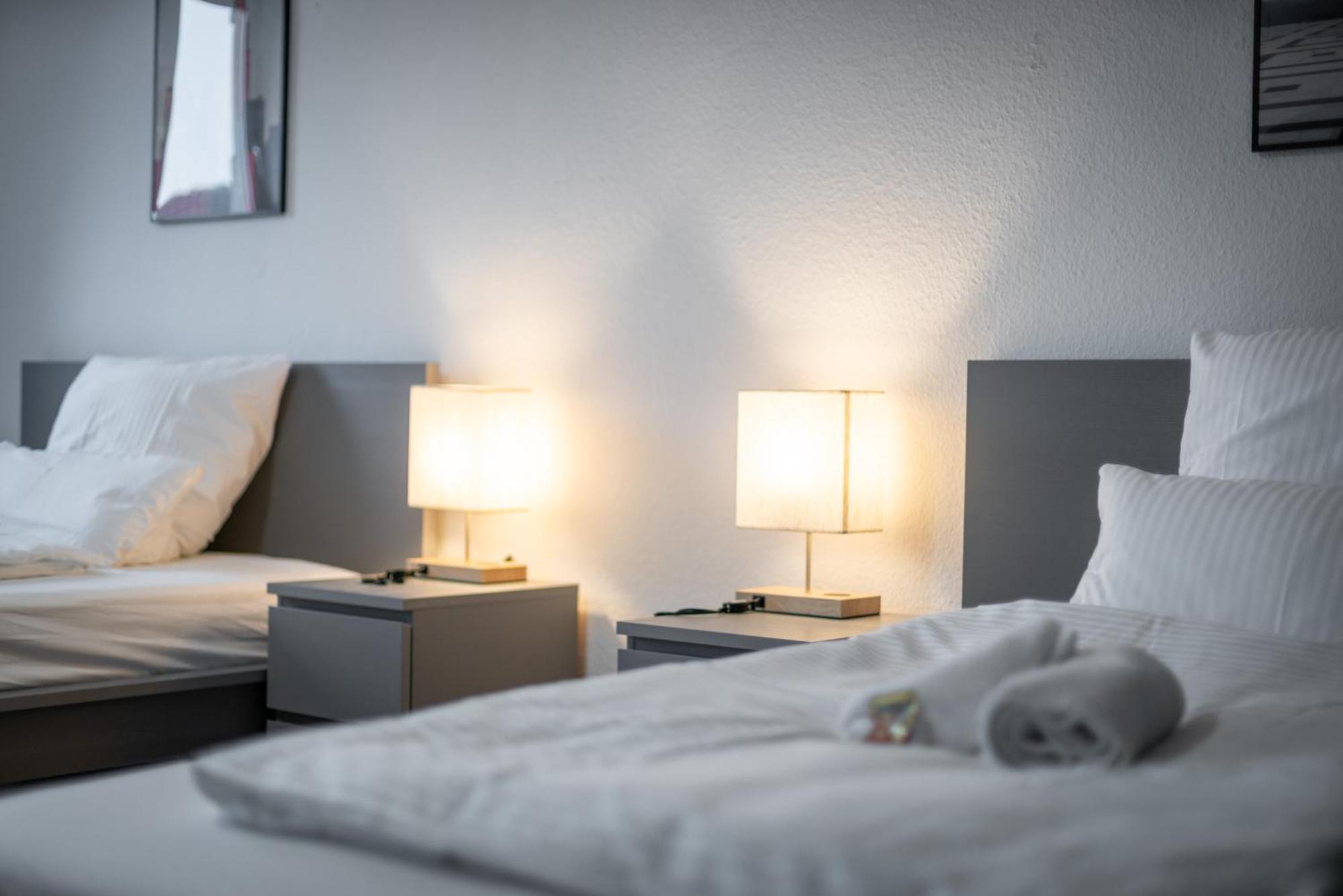 דיסבורג Einfach Aber Sehr Komfortabel - Wohnung Fuer 6 Personen - 2Xwc - Grupen, Messe, Monteure, Studenten - Voll Ausgestattet - 6 Betten 140X200Cm Hochwertig, 3 Smart-Tv 55 Zoll Netflix, 1000 Mbit Wlan, Voll Ausgestattete Kueche מראה חיצוני תמונה